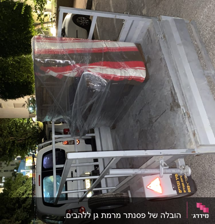 משאית עם מטען עטוף בניילון על עגלה
